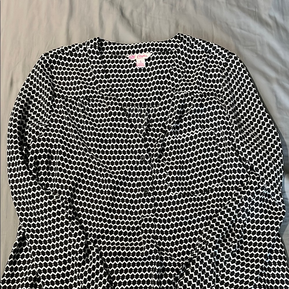 Candie’s Black and White Patterned Blouse sz large juniors